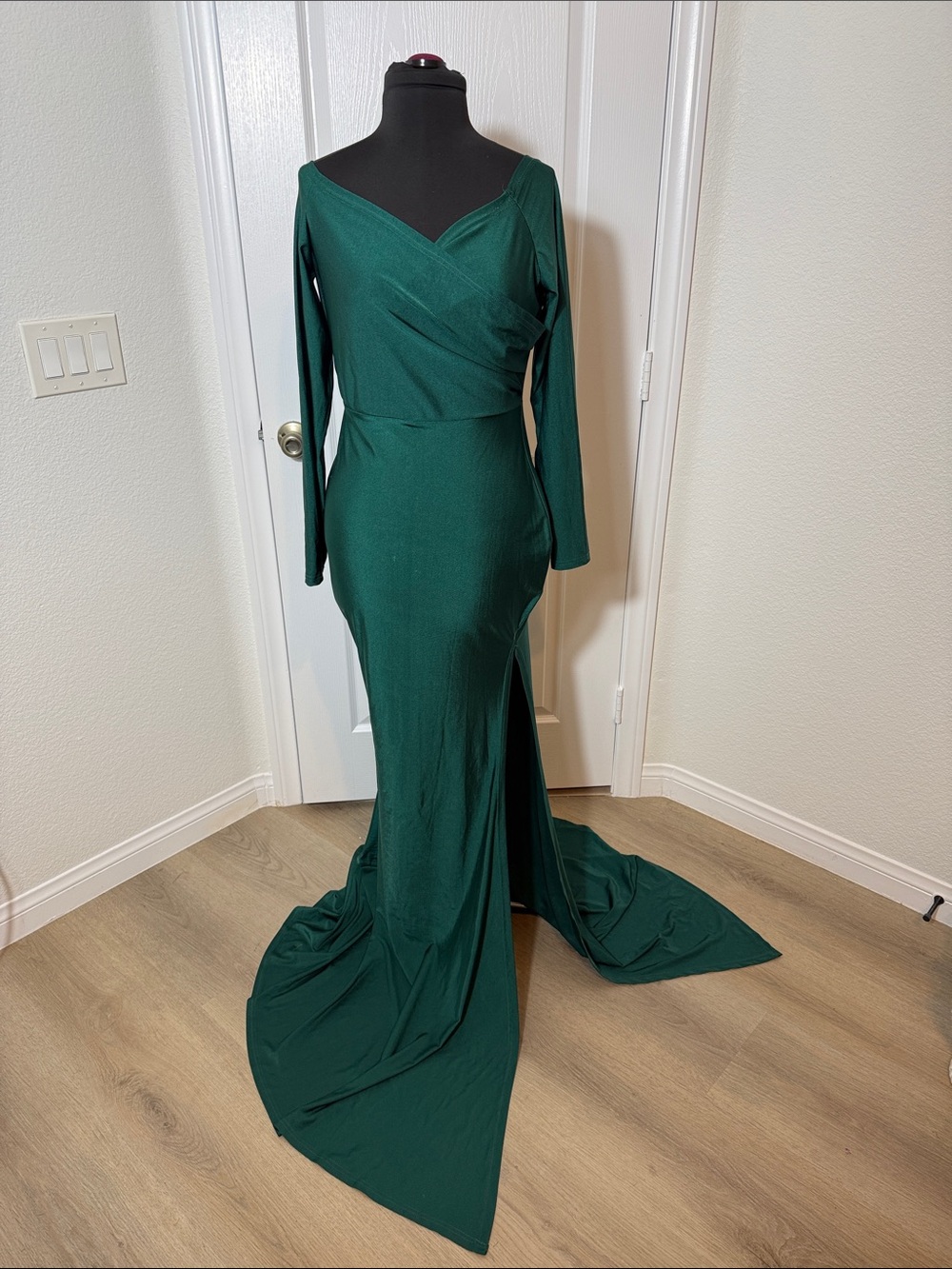 Elegant Deep Green Long-Sleeve Holiday Evening Gown - Picture 6 of 6